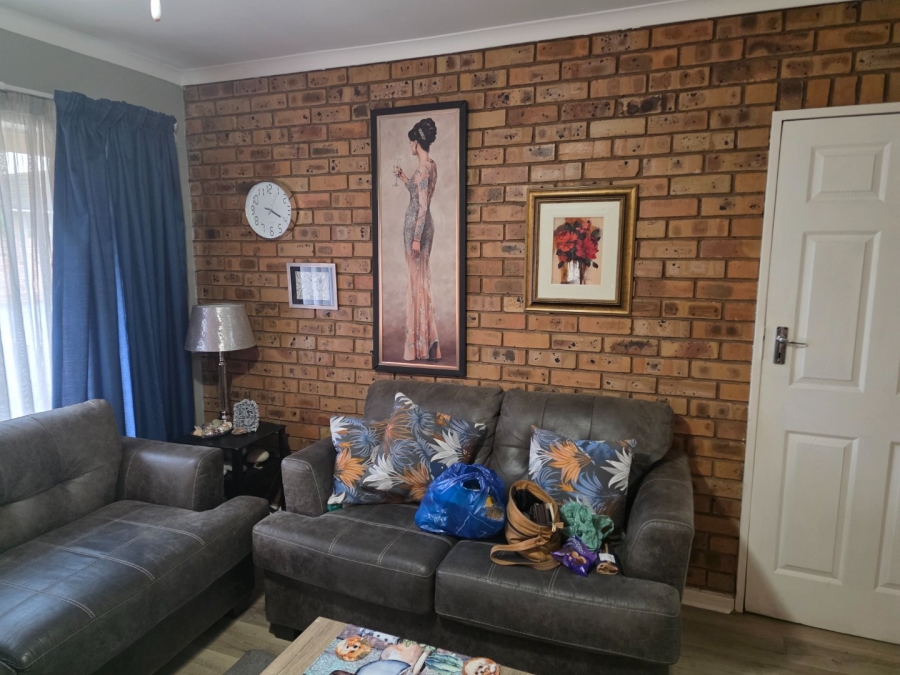 2 Bedroom Property for Sale in Langenhovenpark Free State